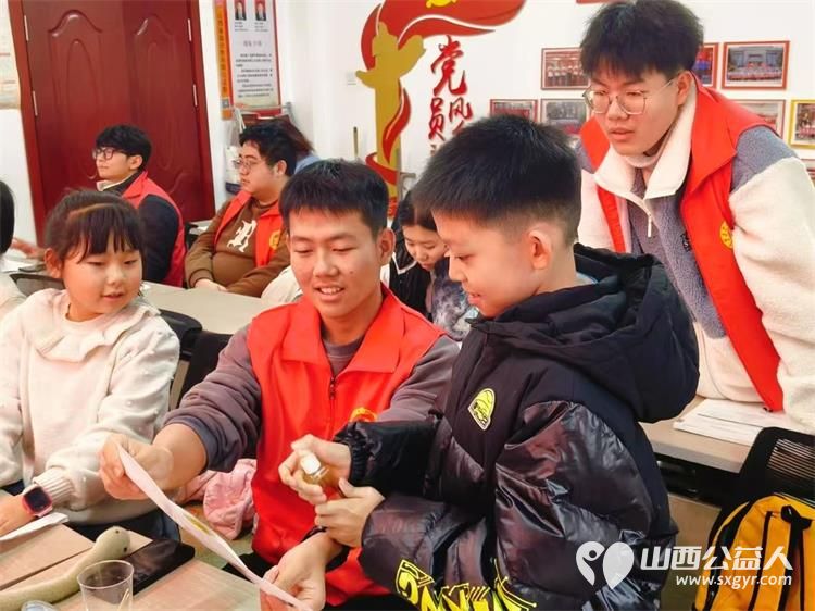 点亮科学梦温暖社区行 临汾市护苗爱心志愿服务队组织志愿者们走进社区开展了多场科学小实验活动为孩子们带来对科学的乐趣和探索的精神 - 第13张