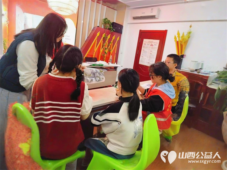 点亮科学梦温暖社区行 临汾市护苗爱心志愿服务队组织志愿者们走进社区开展了多场科学小实验活动为孩子们带来对科学的乐趣和探索的精神 - 第14张