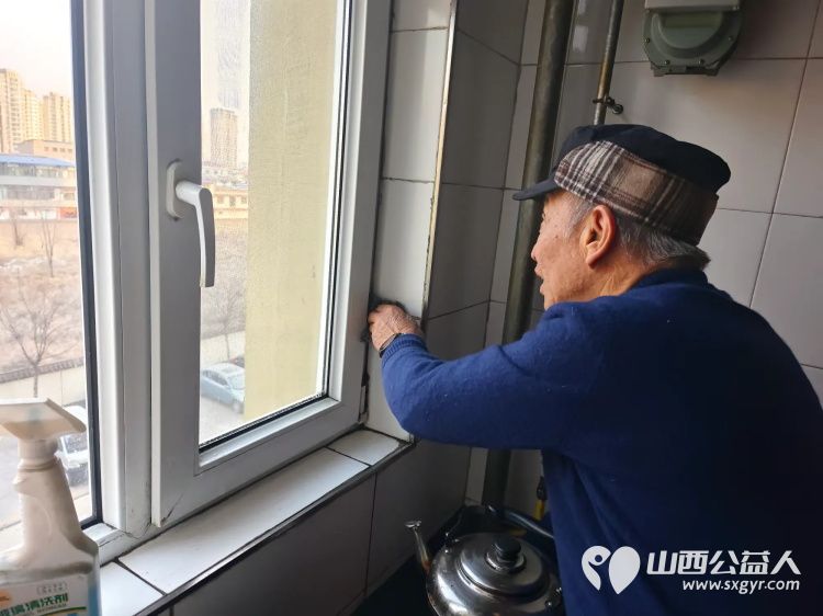 介休市敬老协会敬老爱老助老活动走进连福镇刘家山村入户85岁特困老人段冲浪家中服务老人 - 第6张 - 山西公益人 介休市敬老协会敬老爱老助老活动走进连福镇刘家山村入户85岁特困老人段冲浪家中服务老人 - 第6张