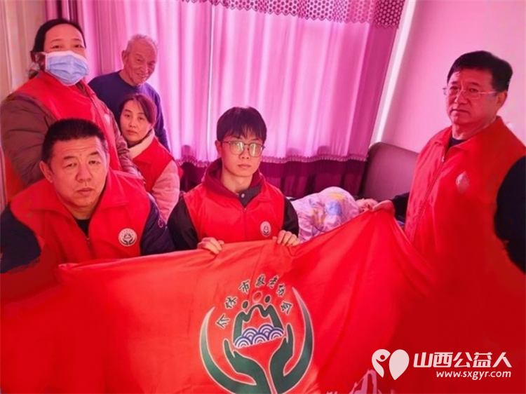 介休市敬老协会敬老爱老助老活动走进连福镇刘家山村入户85岁特困老人段冲浪家中服务老人 - 第1张 - 山西公益人 介休市敬老协会敬老爱老助老活动走进连福镇刘家山村入户85岁特困老人段冲浪家中服务老人 - 第1张