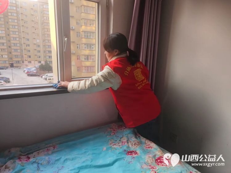 介休市敬老协会敬老爱老助老活动走进连福镇刘家山村入户85岁特困老人段冲浪家中服务老人 - 第4张 - 山西公益人 介休市敬老协会敬老爱老助老活动走进连福镇刘家山村入户85岁特困老人段冲浪家中服务老人 - 第4张