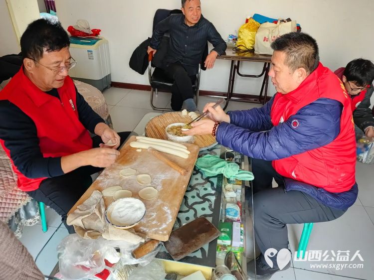 介休市敬老协会敬老爱老助老活动走进连福镇刘家山村入户85岁特困老人段冲浪家中服务老人 - 第9张 - 山西公益人 介休市敬老协会敬老爱老助老活动走进连福镇刘家山村入户85岁特困老人段冲浪家中服务老人 - 第9张