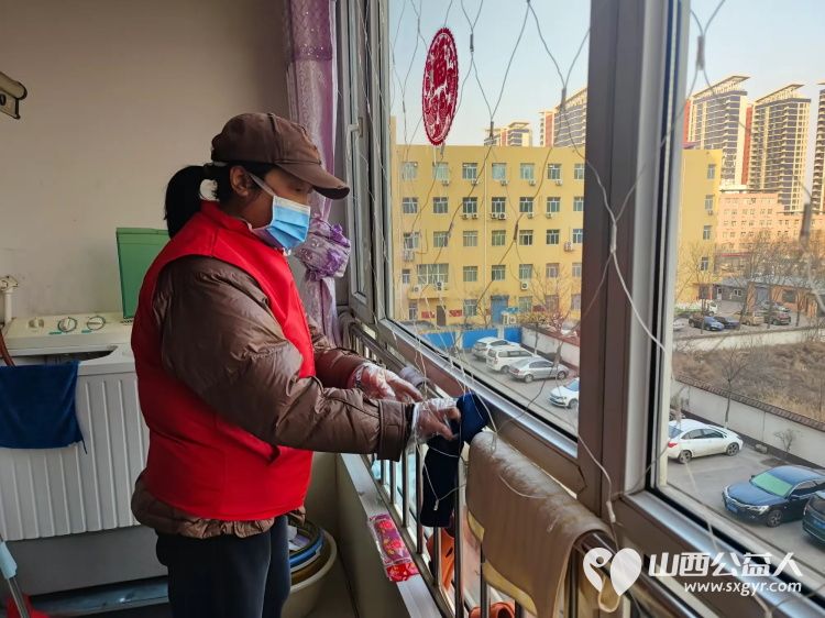 介休市敬老协会敬老爱老助老活动走进连福镇刘家山村入户85岁特困老人段冲浪家中服务老人 - 第3张 - 山西公益人 介休市敬老协会敬老爱老助老活动走进连福镇刘家山村入户85岁特困老人段冲浪家中服务老人 - 第3张