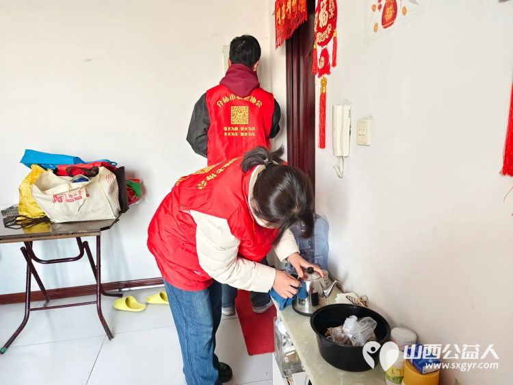 介休市敬老协会敬老爱老助老活动走进连福镇刘家山村入户85岁特困老人段冲浪家中服务老人 - 第13张 - 山西公益人 介休市敬老协会敬老爱老助老活动走进连福镇刘家山村入户85岁特困老人段冲浪家中服务老人 - 第13张