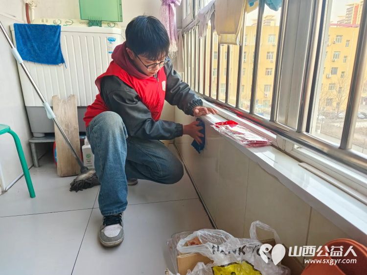 介休市敬老协会敬老爱老助老活动走进连福镇刘家山村入户85岁特困老人段冲浪家中服务老人 - 第5张 - 山西公益人 介休市敬老协会敬老爱老助老活动走进连福镇刘家山村入户85岁特困老人段冲浪家中服务老人 - 第5张