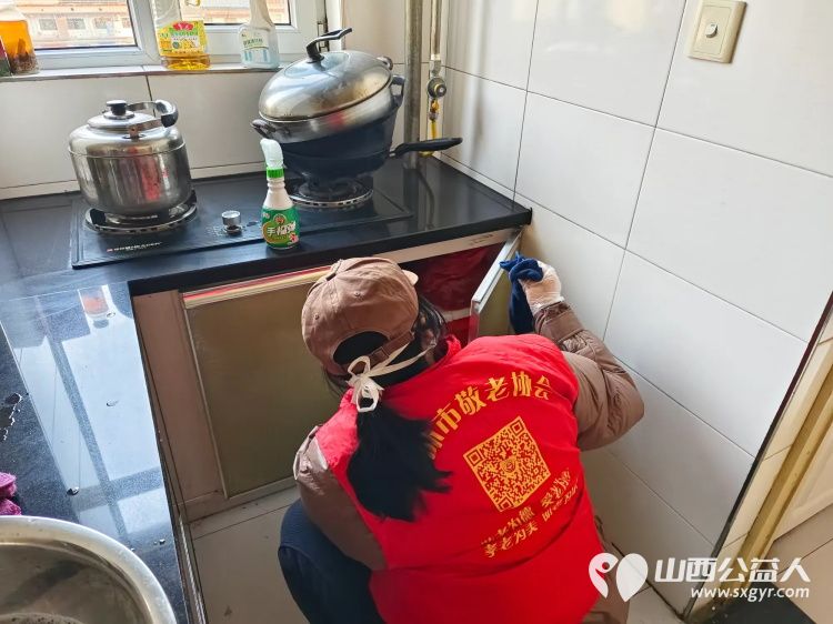 介休市敬老协会敬老爱老助老活动走进连福镇刘家山村入户85岁特困老人段冲浪家中服务老人 - 第14张 - 山西公益人 介休市敬老协会敬老爱老助老活动走进连福镇刘家山村入户85岁特困老人段冲浪家中服务老人 - 第14张