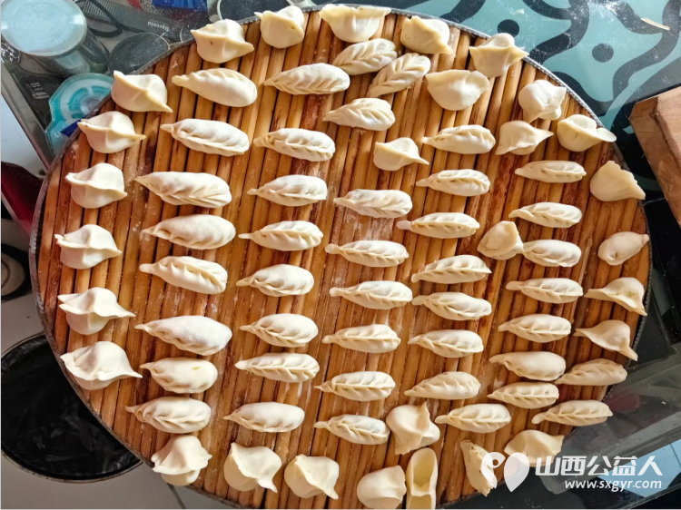 介休市敬老协会敬老爱老助老活动走进连福镇刘家山村入户85岁特困老人段冲浪家中服务老人 - 第10张 - 山西公益人 介休市敬老协会敬老爱老助老活动走进连福镇刘家山村入户85岁特困老人段冲浪家中服务老人 - 第10张