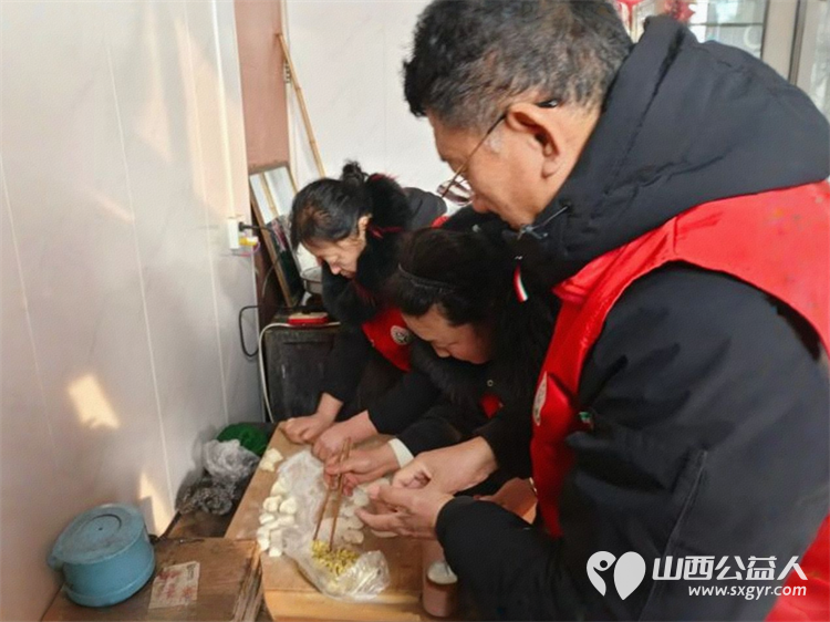 介休市敬老协会敬老爱老助老活动走进城关乡顺城关村入户83岁特困老人张太春家中清理卫生包饺子 - 第10张 - 山西公益人 介休市敬老协会敬老爱老助老活动走进城关乡顺城关村入户83岁特困老人张太春家中清理卫生包饺子 - 第10张