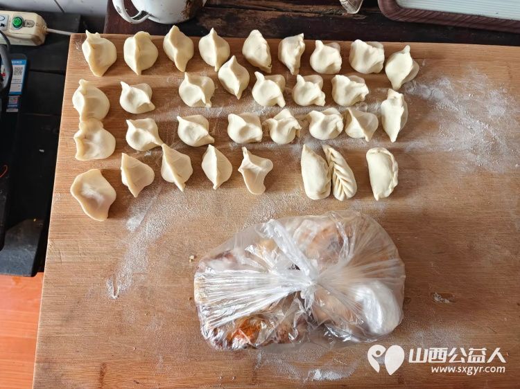 介休市敬老协会敬老爱老助老活动走进城关乡顺城关村入户83岁特困老人张太春家中清理卫生包饺子 - 第11张 - 山西公益人 介休市敬老协会敬老爱老助老活动走进城关乡顺城关村入户83岁特困老人张太春家中清理卫生包饺子 - 第11张