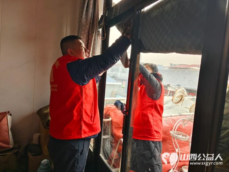 介休市敬老协会敬老爱老助老活动走进城关乡顺城关村入户83岁特困老人张太春家中清理卫生包饺子 - 第3张 - 山西公益人 介休市敬老协会敬老爱老助老活动走进城关乡顺城关村入户83岁特困老人张太春家中清理卫生包饺子 - 第3张