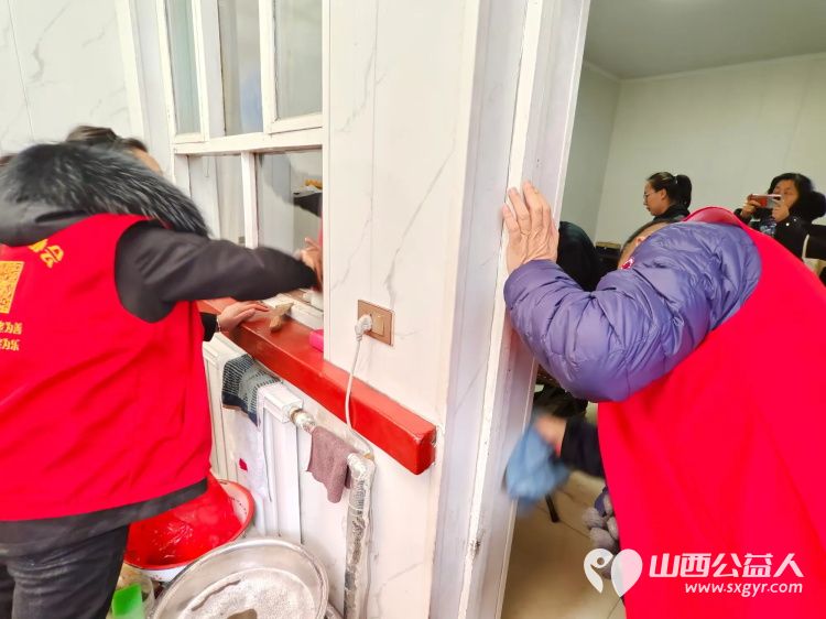 介休市敬老协会敬老爱老助老活动走进城关乡顺城关村入户85岁特困老人何德庆家中打扫卫生包饺子 - 第7张 - 山西公益人 介休市敬老协会敬老爱老助老活动走进城关乡顺城关村入户85岁特困老人何德庆家中打扫卫生包饺子 - 第7张