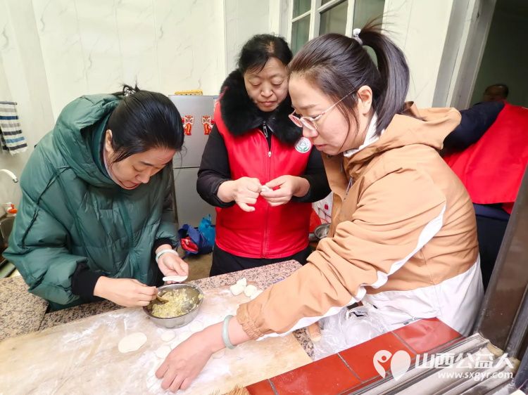 介休市敬老协会敬老爱老助老活动走进城关乡顺城关村入户85岁特困老人何德庆家中打扫卫生包饺子 - 第12张 - 山西公益人 介休市敬老协会敬老爱老助老活动走进城关乡顺城关村入户85岁特困老人何德庆家中打扫卫生包饺子 - 第12张