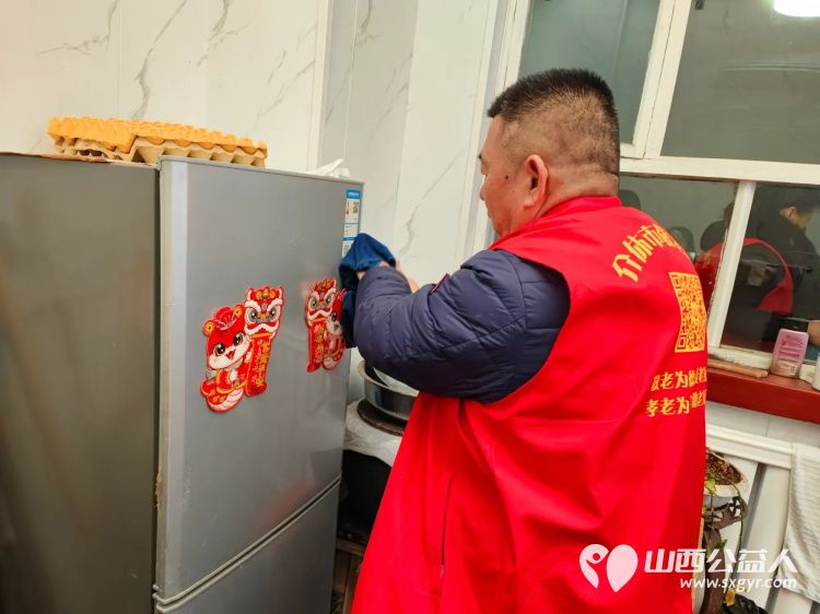 介休市敬老协会敬老爱老助老活动走进城关乡顺城关村入户85岁特困老人何德庆家中打扫卫生包饺子 - 第9张 - 山西公益人 介休市敬老协会敬老爱老助老活动走进城关乡顺城关村入户85岁特困老人何德庆家中打扫卫生包饺子 - 第9张