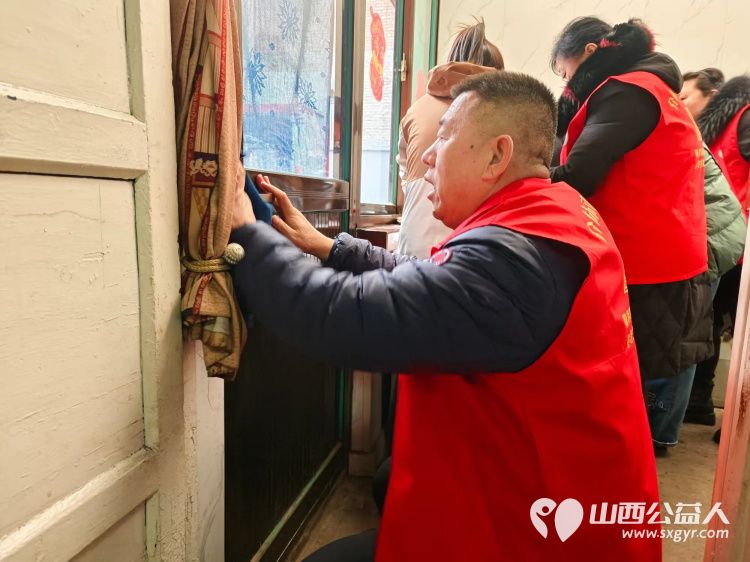 介休市敬老协会敬老爱老助老活动走进城关乡顺城关村入户85岁特困老人何德庆家中打扫卫生包饺子 - 第5张 - 山西公益人 介休市敬老协会敬老爱老助老活动走进城关乡顺城关村入户85岁特困老人何德庆家中打扫卫生包饺子 - 第5张