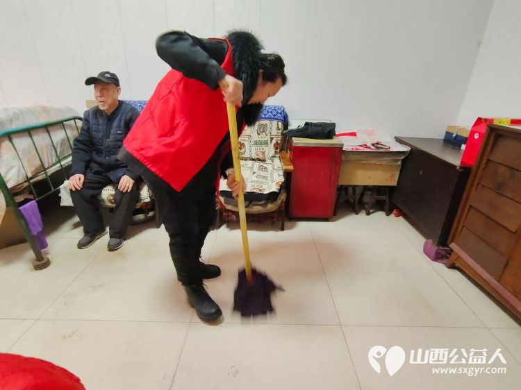 介休市敬老协会敬老爱老助老活动走进城关乡顺城关村入户85岁特困老人何德庆家中打扫卫生包饺子 - 第10张 - 山西公益人 介休市敬老协会敬老爱老助老活动走进城关乡顺城关村入户85岁特困老人何德庆家中打扫卫生包饺子 - 第10张