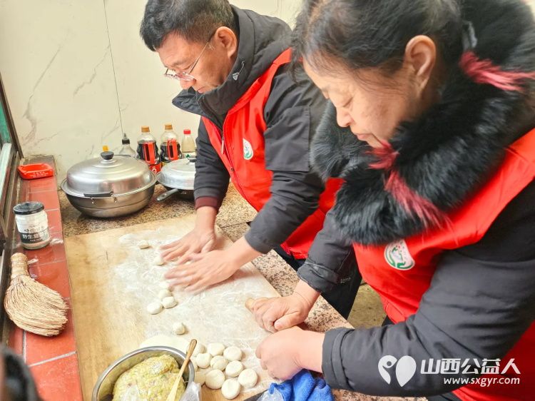 介休市敬老协会敬老爱老助老活动走进城关乡顺城关村入户85岁特困老人何德庆家中打扫卫生包饺子 - 第13张 - 山西公益人 介休市敬老协会敬老爱老助老活动走进城关乡顺城关村入户85岁特困老人何德庆家中打扫卫生包饺子 - 第13张