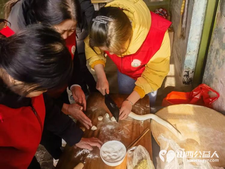 介休市敬老协会敬老爱老助老活动由义棠镇李主任带领协会志愿者走进义棠镇圪塔头村入户83岁特困老人庞海生家中 - 第6张 - 山西公益人 介休市敬老协会敬老爱老助老活动由义棠镇李主任带领协会志愿者走进义棠镇圪塔头村入户83岁特困老人庞海生家中 - 第6张