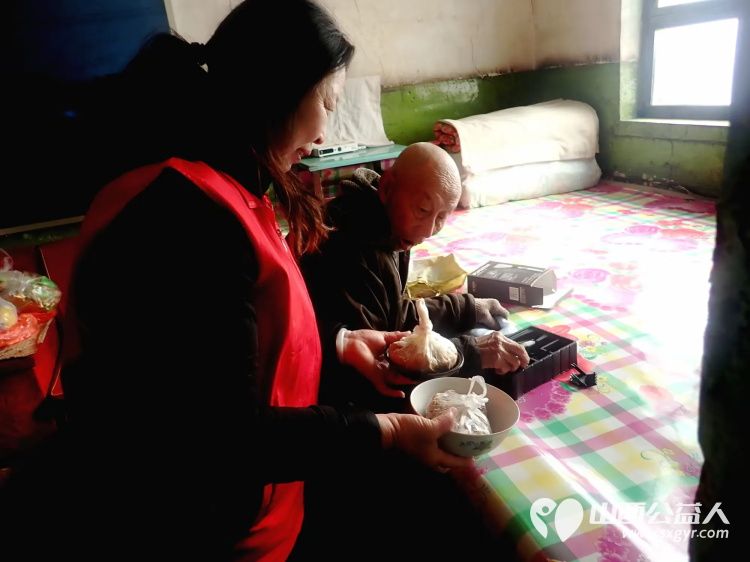 介休市敬老协会敬老爱老助老活动由义棠镇李主任带领协会志愿者走进义棠镇圪塔头村入户83岁特困老人庞海生家中 - 第8张 - 山西公益人 介休市敬老协会敬老爱老助老活动由义棠镇李主任带领协会志愿者走进义棠镇圪塔头村入户83岁特困老人庞海生家中 - 第8张