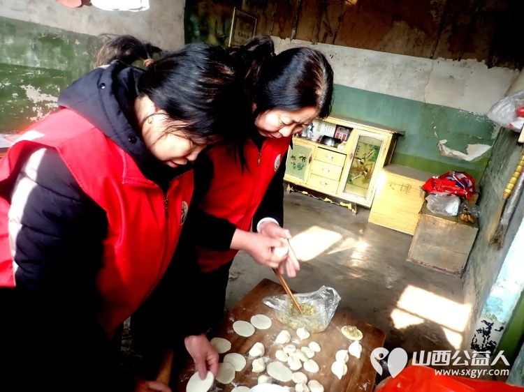 介休市敬老协会敬老爱老助老活动由义棠镇李主任带领协会志愿者走进义棠镇圪塔头村入户83岁特困老人庞海生家中 - 第5张 - 山西公益人 介休市敬老协会敬老爱老助老活动由义棠镇李主任带领协会志愿者走进义棠镇圪塔头村入户83岁特困老人庞海生家中 - 第5张