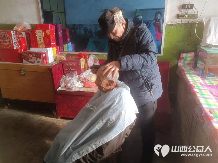 介休市敬老协会敬老爱老助老活动由义棠镇李主任带领协会志愿者走进义棠镇圪塔头村入户83岁特困老人庞海生家中 - 第4张 - 山西公益人 介休市敬老协会敬老爱老助老活动由义棠镇李主任带领协会志愿者走进义棠镇圪塔头村入户83岁特困老人庞海生家中 - 第4张