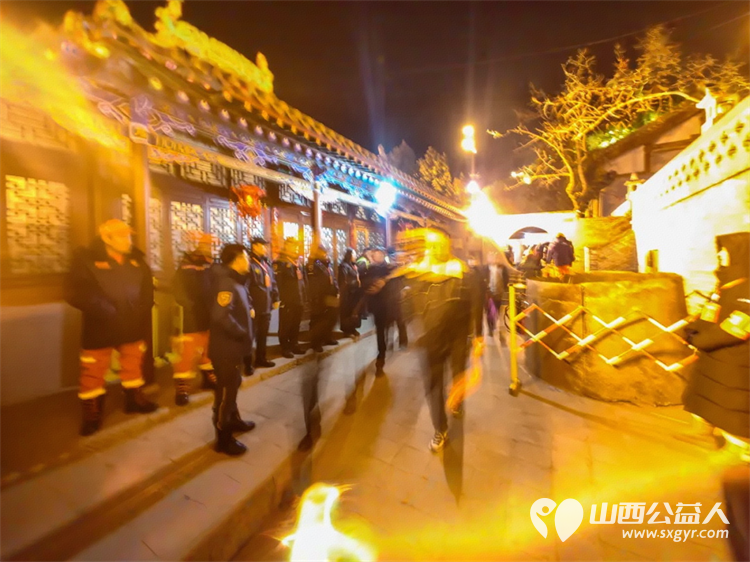 蓝天护航民俗盛会匠心值守万家灯火 吕梁蓝天救援队在离石凤山天贞观庙会保障侧记 - 第2张