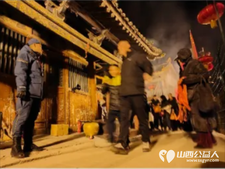 蓝天护航民俗盛会匠心值守万家灯火 吕梁蓝天救援队在离石凤山天贞观庙会保障侧记 - 第9张