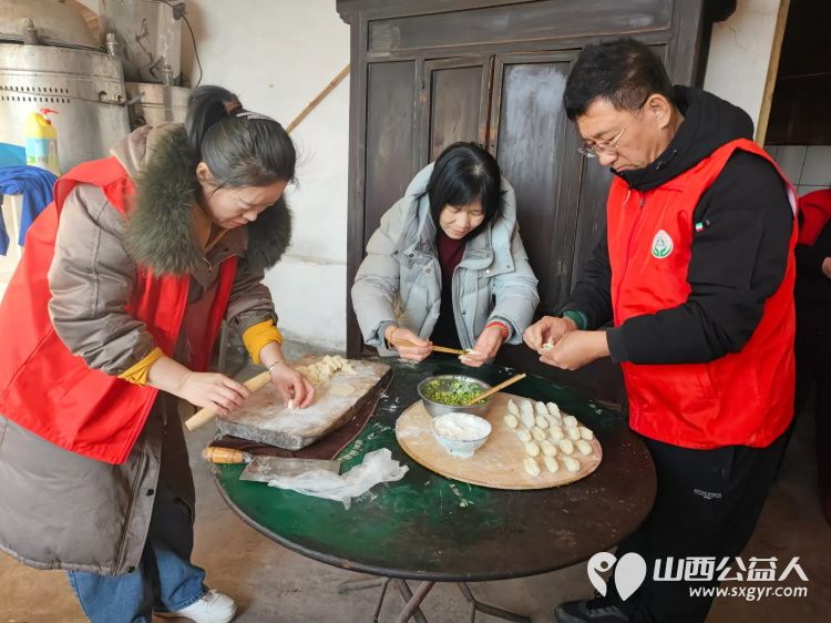 介休市敬老协会孝善行活动在义棠镇小宋曲村入户93岁特困老人温玉香家中志愿者为老人打扫室内卫生、包饺子 - 第13张 - 山西公益人 介休市敬老协会孝善行活动在义棠镇小宋曲村入户93岁特困老人温玉香家中志愿者为老人打扫室内卫生、包饺子 - 第13张