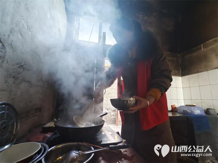 介休市敬老协会孝善行活动在义棠镇小宋曲村入户93岁特困老人温玉香家中志愿者为老人打扫室内卫生、包饺子 - 第15张 - 山西公益人 介休市敬老协会孝善行活动在义棠镇小宋曲村入户93岁特困老人温玉香家中志愿者为老人打扫室内卫生、包饺子 - 第15张