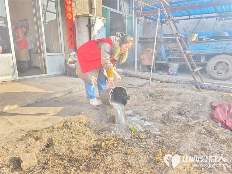 介休市敬老协会孝善行活动在义棠镇小宋曲村入户93岁特困老人温玉香家中志愿者为老人打扫室内卫生、包饺子 - 第25张 - 山西公益人 介休市敬老协会孝善行活动在义棠镇小宋曲村入户93岁特困老人温玉香家中志愿者为老人打扫室内卫生、包饺子 - 第25张