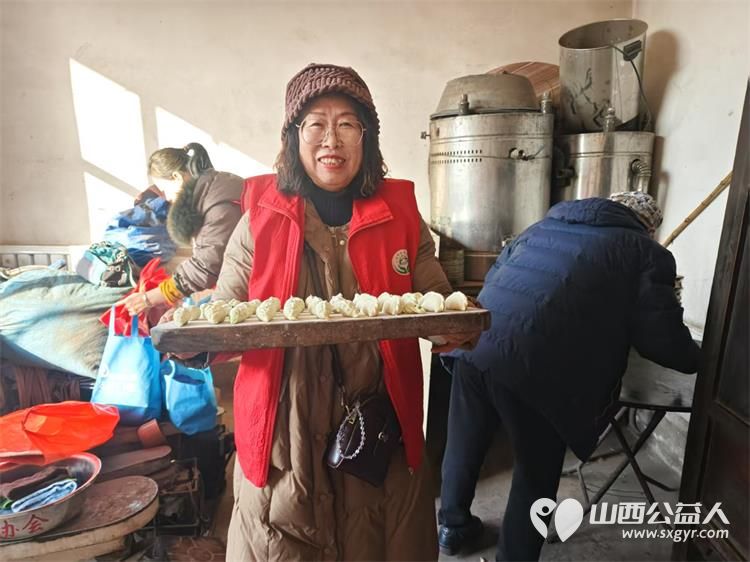 介休市敬老协会孝善行活动在义棠镇小宋曲村入户93岁特困老人温玉香家中志愿者为老人打扫室内卫生、包饺子 - 第14张 - 山西公益人 介休市敬老协会孝善行活动在义棠镇小宋曲村入户93岁特困老人温玉香家中志愿者为老人打扫室内卫生、包饺子 - 第14张