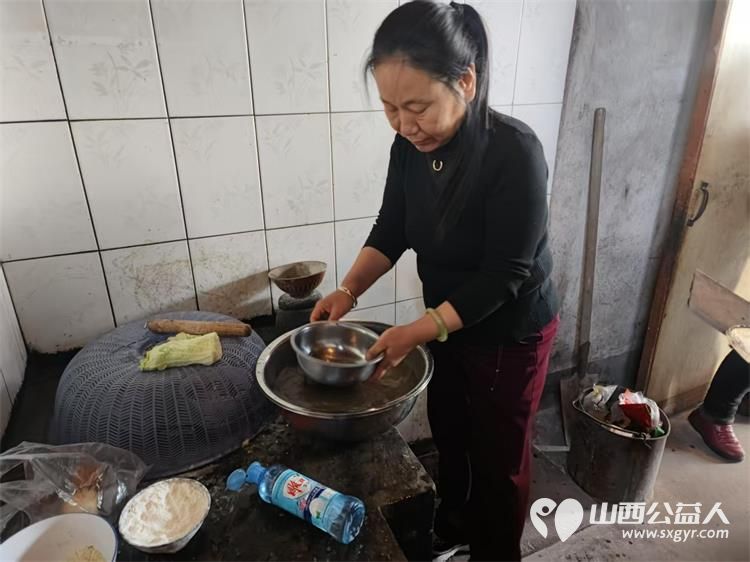 介休市敬老协会孝善行活动在义棠镇小宋曲村入户93岁特困老人温玉香家中志愿者为老人打扫室内卫生、包饺子 - 第11张 - 山西公益人 介休市敬老协会孝善行活动在义棠镇小宋曲村入户93岁特困老人温玉香家中志愿者为老人打扫室内卫生、包饺子 - 第11张