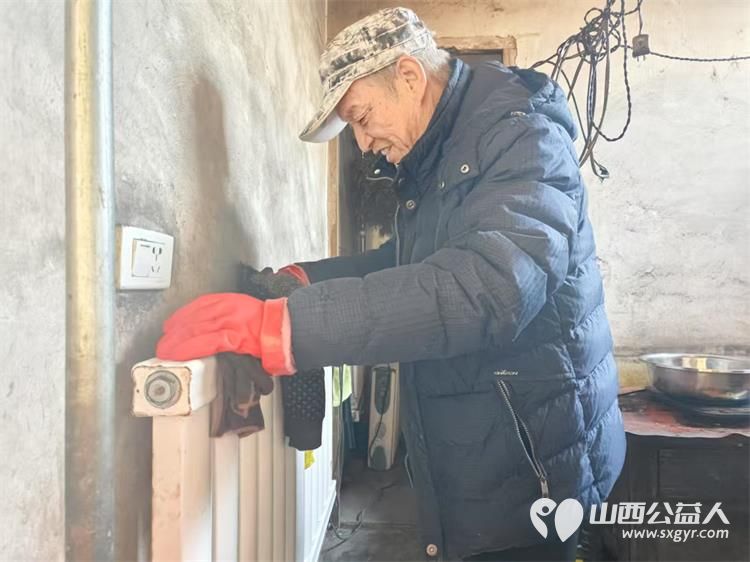 介休市敬老协会孝善行活动在义棠镇小宋曲村入户93岁特困老人温玉香家中志愿者为老人打扫室内卫生、包饺子 - 第22张 - 山西公益人 介休市敬老协会孝善行活动在义棠镇小宋曲村入户93岁特困老人温玉香家中志愿者为老人打扫室内卫生、包饺子 - 第22张