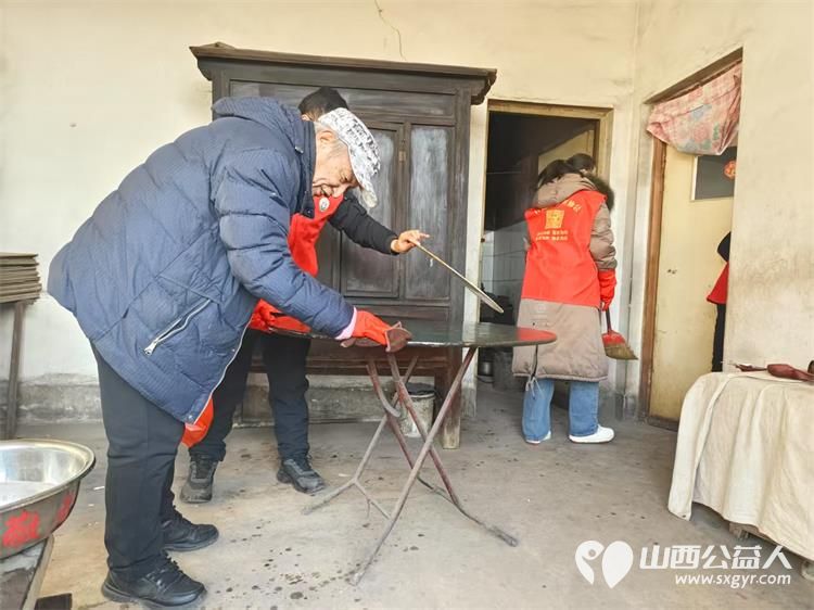 介休市敬老协会孝善行活动在义棠镇小宋曲村入户93岁特困老人温玉香家中志愿者为老人打扫室内卫生、包饺子 - 第10张 - 山西公益人 介休市敬老协会孝善行活动在义棠镇小宋曲村入户93岁特困老人温玉香家中志愿者为老人打扫室内卫生、包饺子 - 第10张