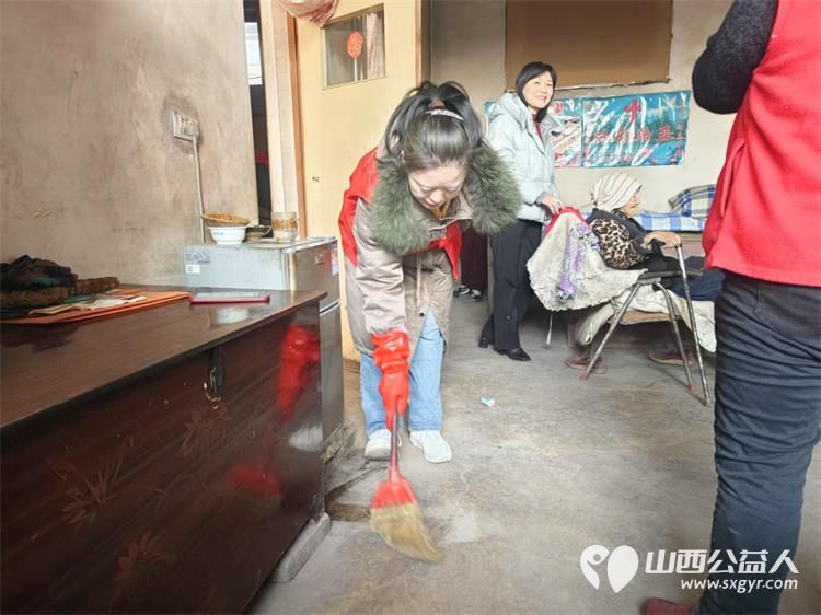 介休市敬老协会孝善行活动在义棠镇小宋曲村入户93岁特困老人温玉香家中志愿者为老人打扫室内卫生、包饺子 - 第27张 - 山西公益人 介休市敬老协会孝善行活动在义棠镇小宋曲村入户93岁特困老人温玉香家中志愿者为老人打扫室内卫生、包饺子 - 第27张