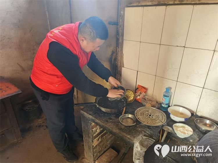 介休市敬老协会孝善行活动在义棠镇小宋曲村入户93岁特困老人温玉香家中志愿者为老人打扫室内卫生、包饺子 - 第23张 - 山西公益人 介休市敬老协会孝善行活动在义棠镇小宋曲村入户93岁特困老人温玉香家中志愿者为老人打扫室内卫生、包饺子 - 第23张