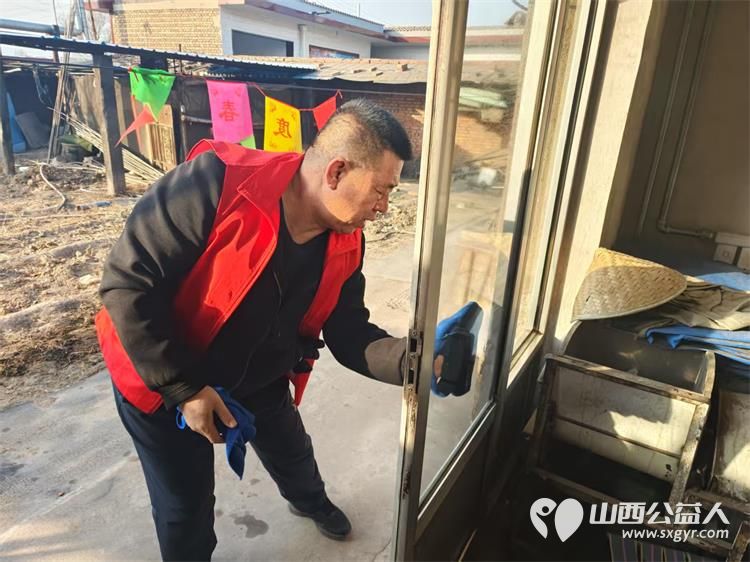 介休市敬老协会孝善行活动在义棠镇小宋曲村入户93岁特困老人温玉香家中志愿者为老人打扫室内卫生、包饺子 - 第6张 - 山西公益人 介休市敬老协会孝善行活动在义棠镇小宋曲村入户93岁特困老人温玉香家中志愿者为老人打扫室内卫生、包饺子 - 第6张