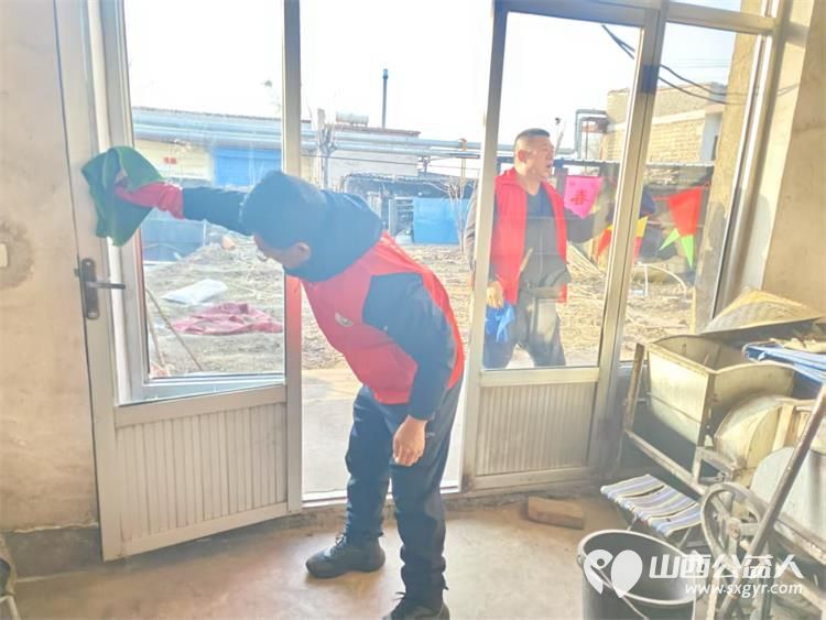 介休市敬老协会孝善行活动在义棠镇小宋曲村入户93岁特困老人温玉香家中志愿者为老人打扫室内卫生、包饺子 - 第3张 - 山西公益人 介休市敬老协会孝善行活动在义棠镇小宋曲村入户93岁特困老人温玉香家中志愿者为老人打扫室内卫生、包饺子 - 第3张