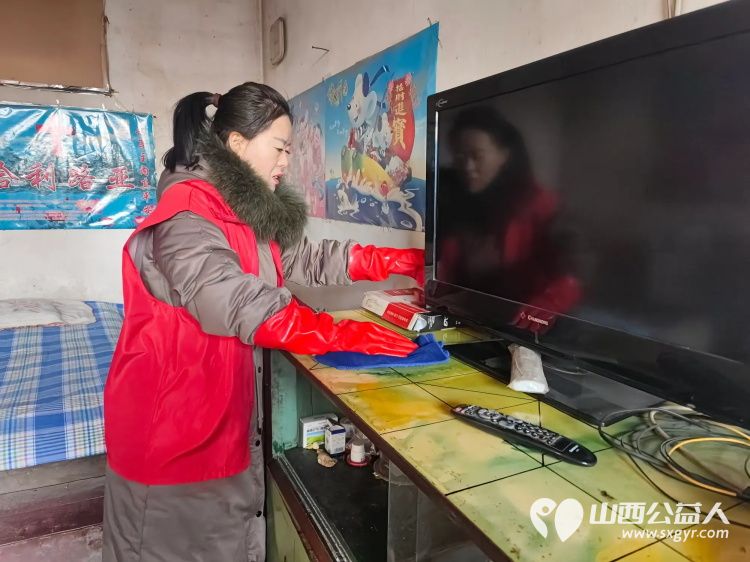 介休市敬老协会孝善行活动在义棠镇小宋曲村入户93岁特困老人温玉香家中志愿者为老人打扫室内卫生、包饺子 - 第8张 - 山西公益人 介休市敬老协会孝善行活动在义棠镇小宋曲村入户93岁特困老人温玉香家中志愿者为老人打扫室内卫生、包饺子 - 第8张