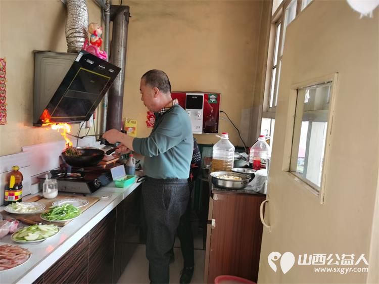 善行昭彰暖心慰问 文水县爱心帮扶志愿者协会慰问行善者梁瑛、王忠阳和成兆娥,为每位行善者慰问金1000元及价值200元的米面油慰问品 - 第12张 - 山西公益人 善行昭彰暖心慰问 文水县爱心帮扶志愿者协会慰问行善者梁瑛、王忠阳和成兆娥,为每位行善者慰问金1000元及价值200元的米面油慰问品 - 第12张