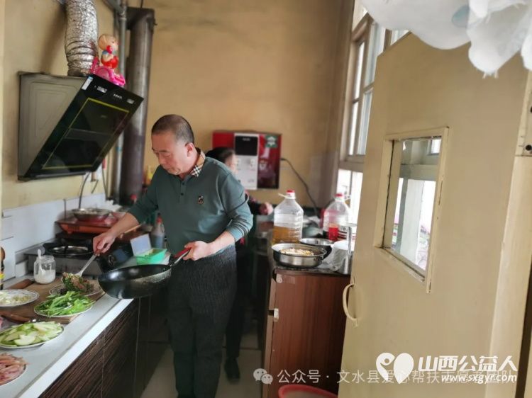 善行昭彰暖心慰问 文水县爱心帮扶志愿者协会慰问行善者梁瑛、王忠阳和成兆娥,为每位行善者慰问金1000元及价值200元的米面油慰问品 - 第11张 - 山西公益人 善行昭彰暖心慰问 文水县爱心帮扶志愿者协会慰问行善者梁瑛、王忠阳和成兆娥,为每位行善者慰问金1000元及价值200元的米面油慰问品 - 第11张