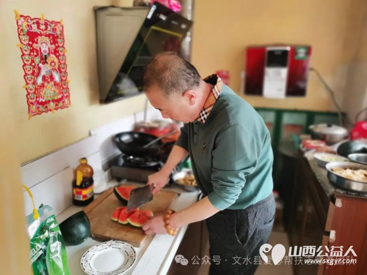 善行昭彰暖心慰问 文水县爱心帮扶志愿者协会慰问行善者梁瑛、王忠阳和成兆娥,为每位行善者慰问金1000元及价值200元的米面油慰问品 - 第10张 - 山西公益人 善行昭彰暖心慰问 文水县爱心帮扶志愿者协会慰问行善者梁瑛、王忠阳和成兆娥,为每位行善者慰问金1000元及价值200元的米面油慰问品 - 第10张