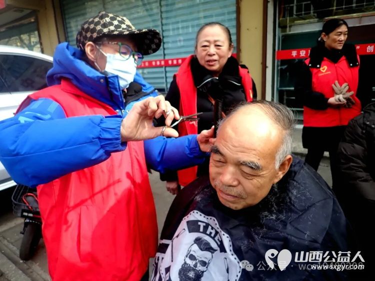 介休市青年志愿者协会义工联盟独立大队到花园社区理发针灸量血压发放红手环活动 - 第15张 - 山西公益人 介休市青年志愿者协会义工联盟独立大队到花园社区理发针灸量血压发放红手环活动 - 第15张