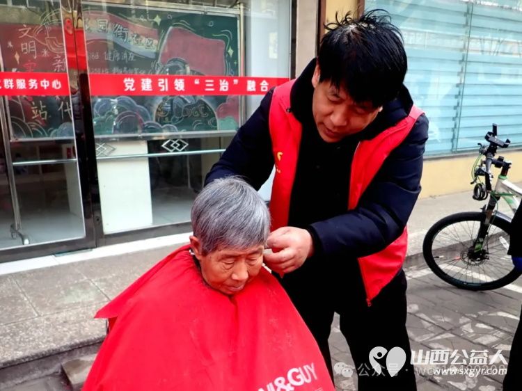 介休市青年志愿者协会义工联盟独立大队到花园社区理发针灸量血压发放红手环活动 - 第16张 - 山西公益人 介休市青年志愿者协会义工联盟独立大队到花园社区理发针灸量血压发放红手环活动 - 第16张