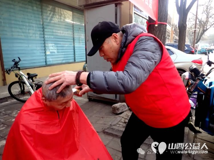 介休市青年志愿者协会义工联盟独立大队到花园社区理发针灸量血压发放红手环活动 - 第14张 - 山西公益人 介休市青年志愿者协会义工联盟独立大队到花园社区理发针灸量血压发放红手环活动 - 第14张