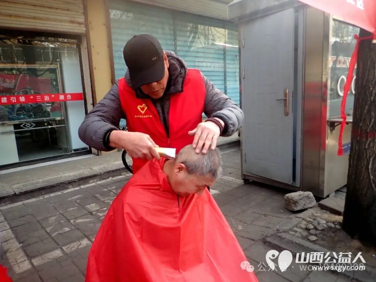 介休市青年志愿者协会义工联盟独立大队到花园社区理发针灸量血压发放红手环活动 - 第17张 - 山西公益人 介休市青年志愿者协会义工联盟独立大队到花园社区理发针灸量血压发放红手环活动 - 第17张