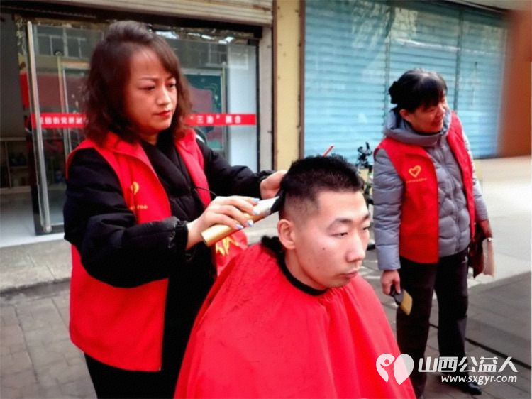 介休市青年志愿者协会义工联盟独立大队到花园社区理发针灸量血压发放红手环活动 - 第13张 - 山西公益人 介休市青年志愿者协会义工联盟独立大队到花园社区理发针灸量血压发放红手环活动 - 第13张