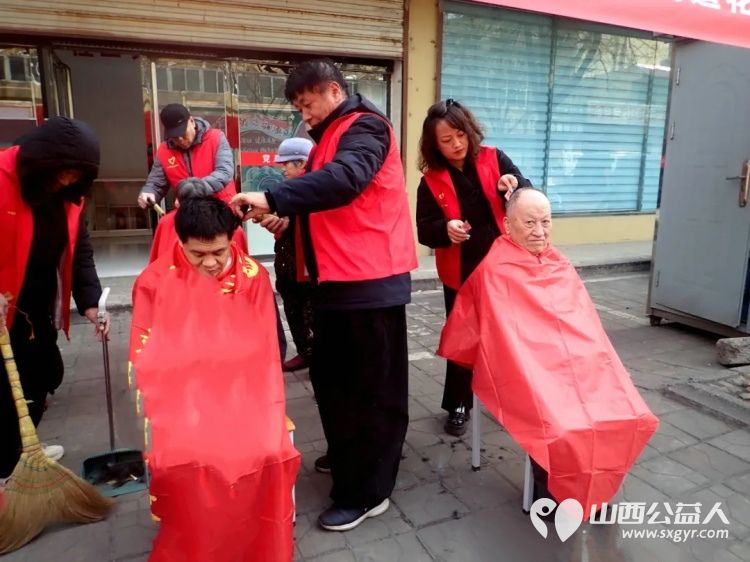 介休市青年志愿者协会义工联盟独立大队到花园社区理发针灸量血压发放红手环活动 - 第5张 - 山西公益人 介休市青年志愿者协会义工联盟独立大队到花园社区理发针灸量血压发放红手环活动 - 第5张