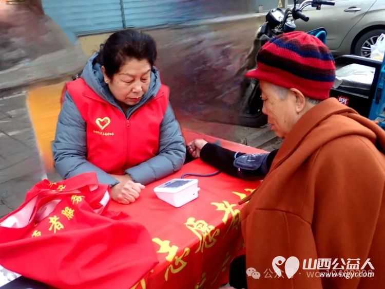 介休市青年志愿者协会义工联盟独立大队到花园社区理发针灸量血压发放红手环活动 - 第4张 - 山西公益人 介休市青年志愿者协会义工联盟独立大队到花园社区理发针灸量血压发放红手环活动 - 第4张