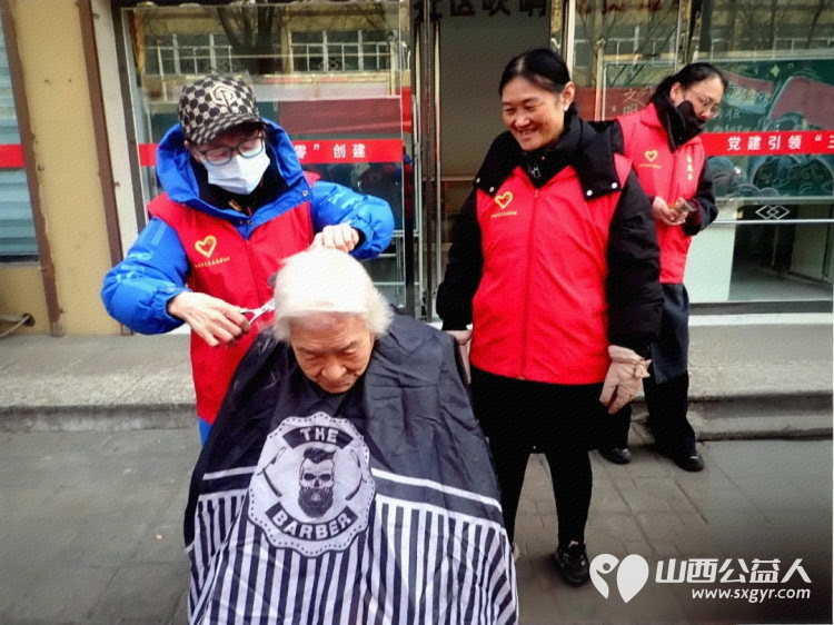 介休市青年志愿者协会义工联盟独立大队到花园社区理发针灸量血压发放红手环活动 - 第8张 - 山西公益人 介休市青年志愿者协会义工联盟独立大队到花园社区理发针灸量血压发放红手环活动 - 第8张