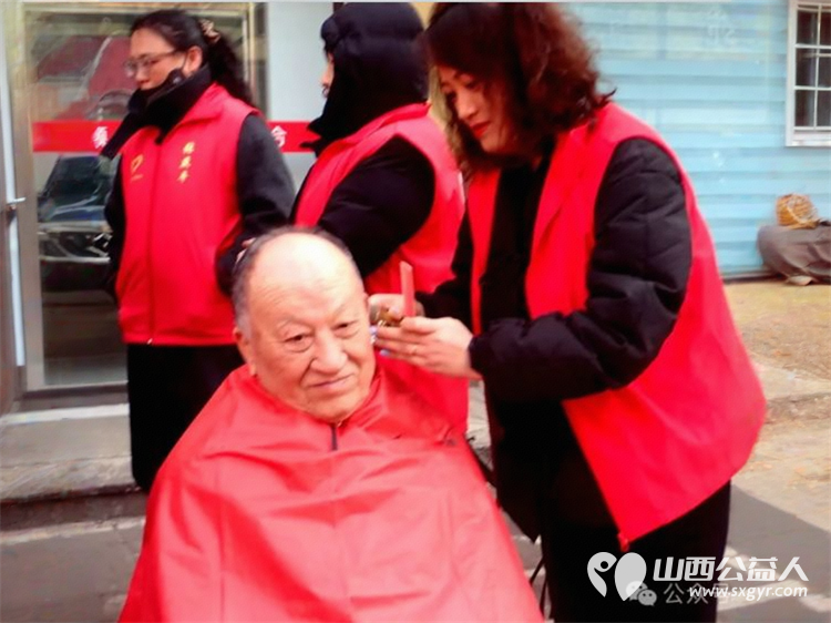 介休市青年志愿者协会义工联盟独立大队到花园社区理发针灸量血压发放红手环活动 - 第11张 - 山西公益人 介休市青年志愿者协会义工联盟独立大队到花园社区理发针灸量血压发放红手环活动 - 第11张